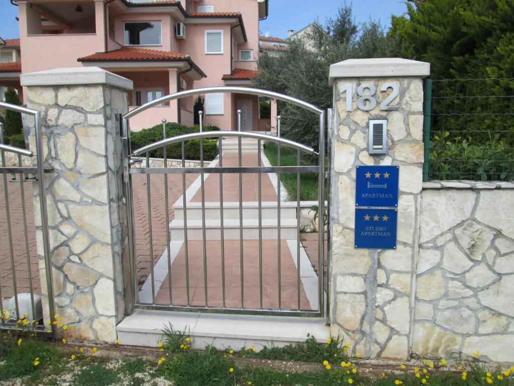 Apartments Villa Fernetich Premantura Extérieur photo