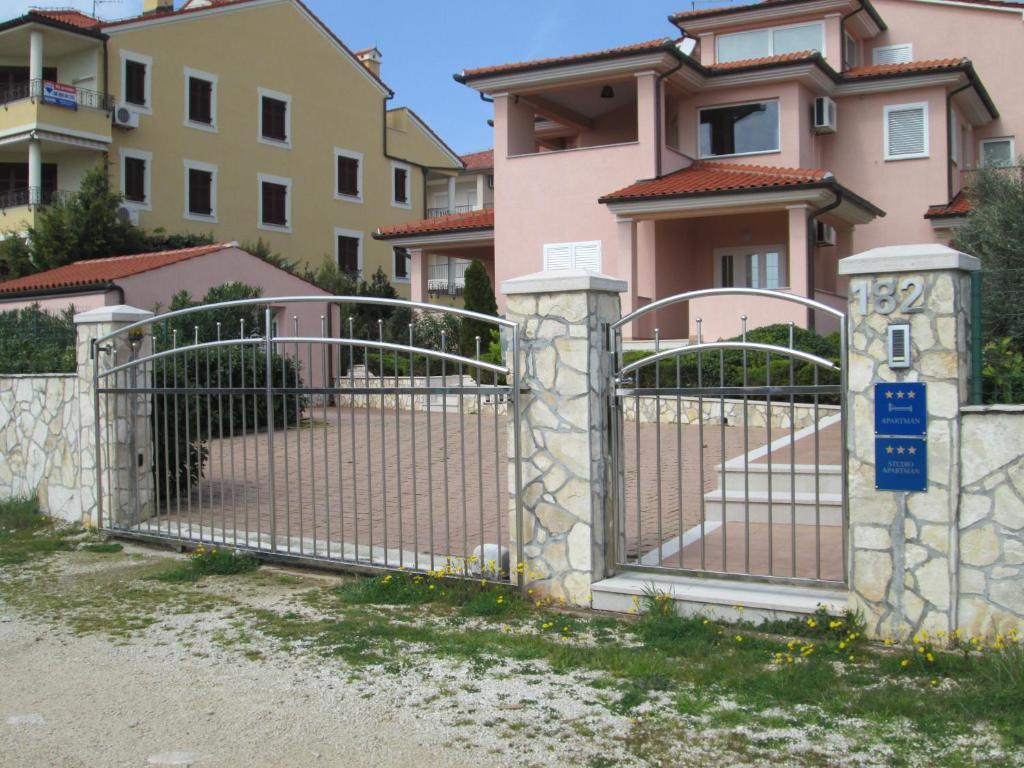 Apartments Villa Fernetich Premantura Extérieur photo