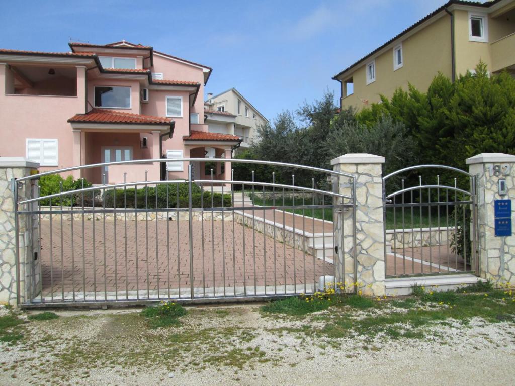 Apartments Villa Fernetich Premantura Extérieur photo