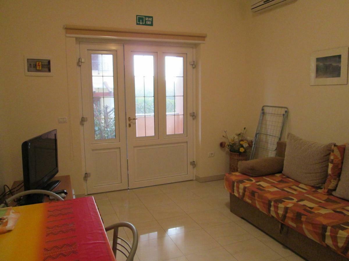 Apartments Villa Fernetich Premantura Extérieur photo